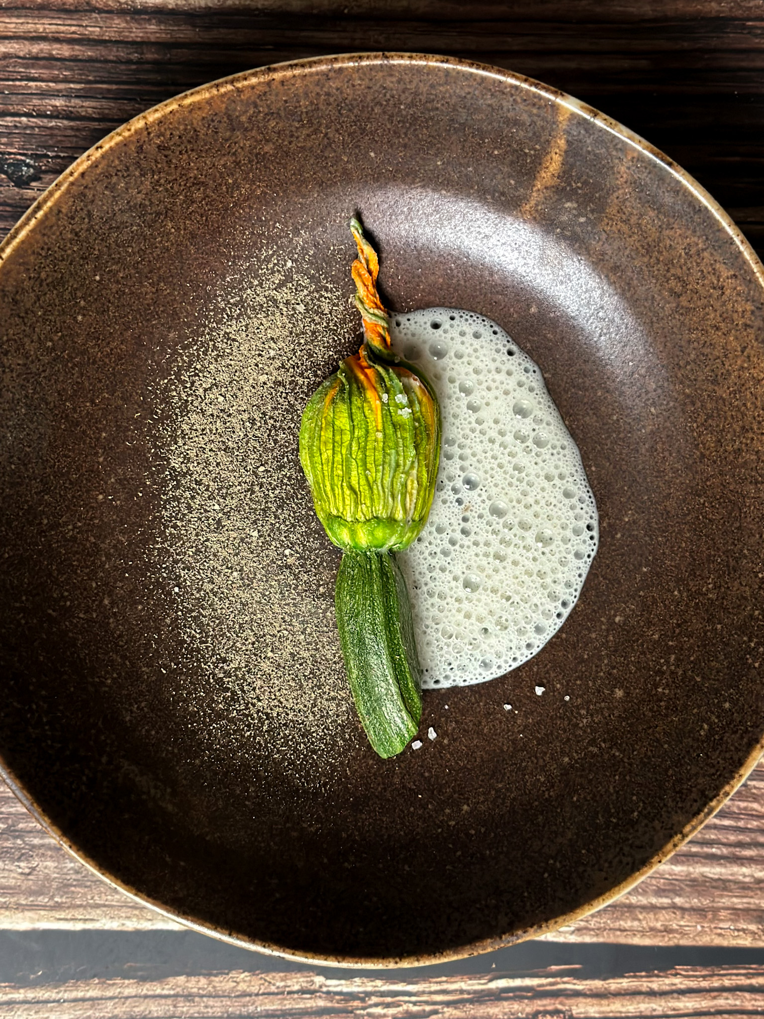 Fiore di zucchina con crema di mandorle  e polvere di capperi